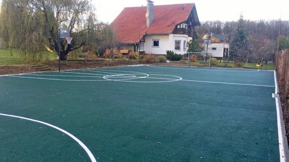 Спортивно-игровая площадка с бесшовным резиновым покрытием