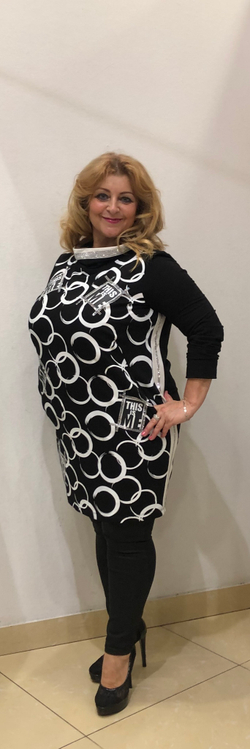 Черная туника-платье с крупными белыми кольцами