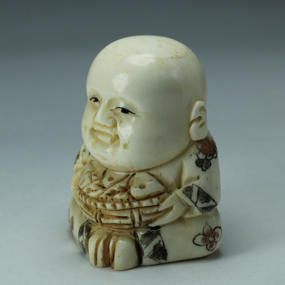 Нэцкэ Ребенок с корзиной рыбы