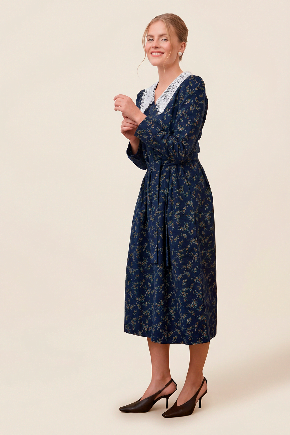 Платье с кружевным воротником