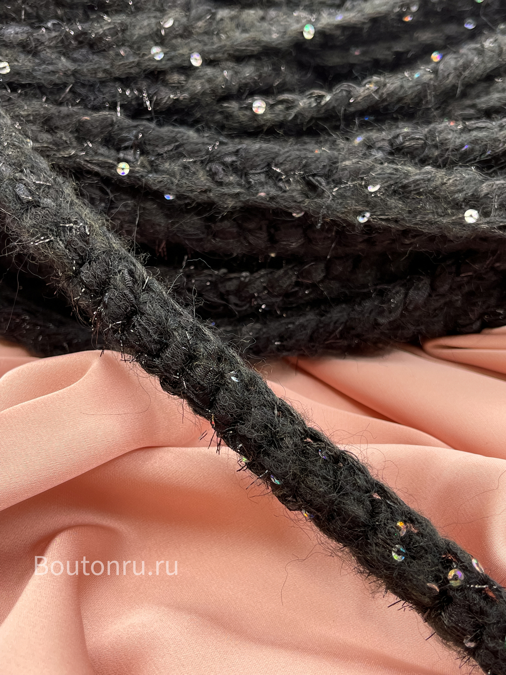 Тесьма плетеная черная с пайетками хамелеон