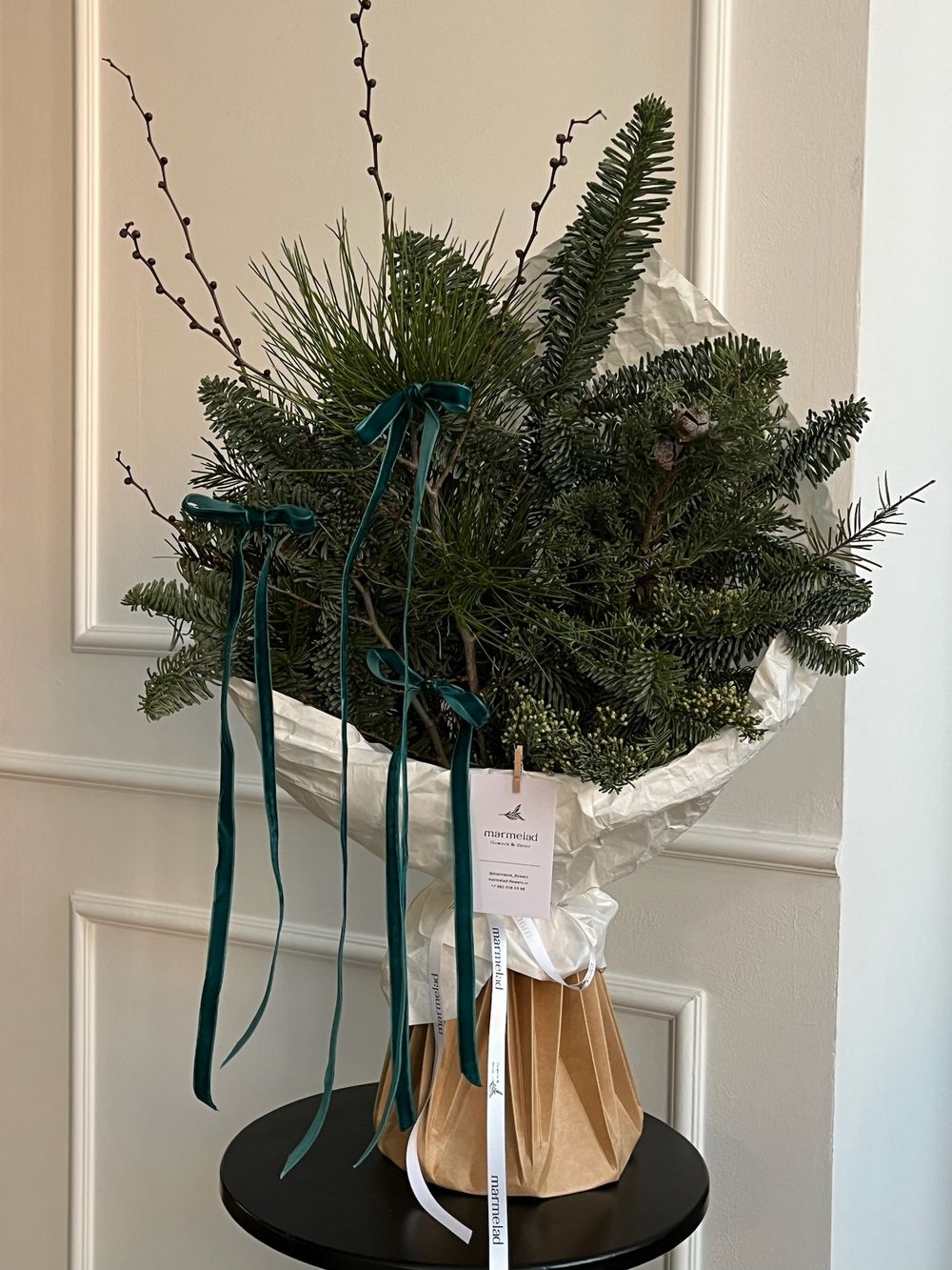 Букет из хвои с изумрудными бантиками