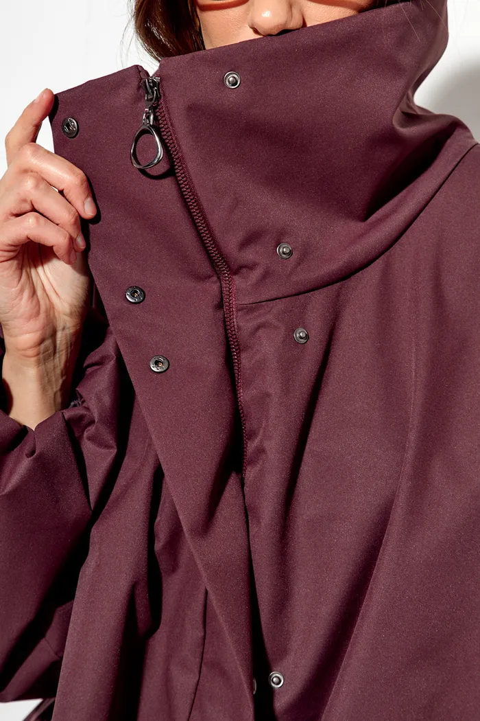 Ветровка О-силуэта с высоким воротом винного цвета