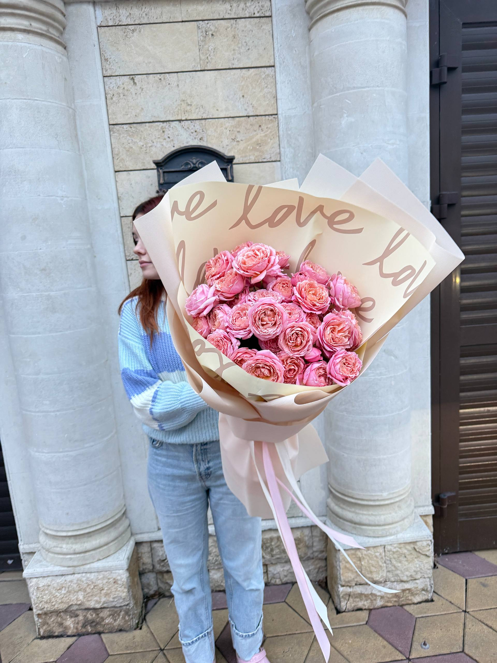 Букет пионовидных кустовых роз нежно персикового и кремового оттенков