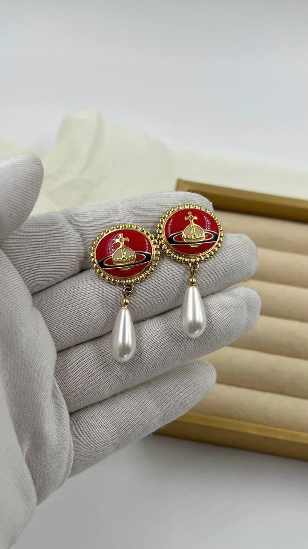 Серьги с красной эмалью и «жемчугом» Vivienne Westwood