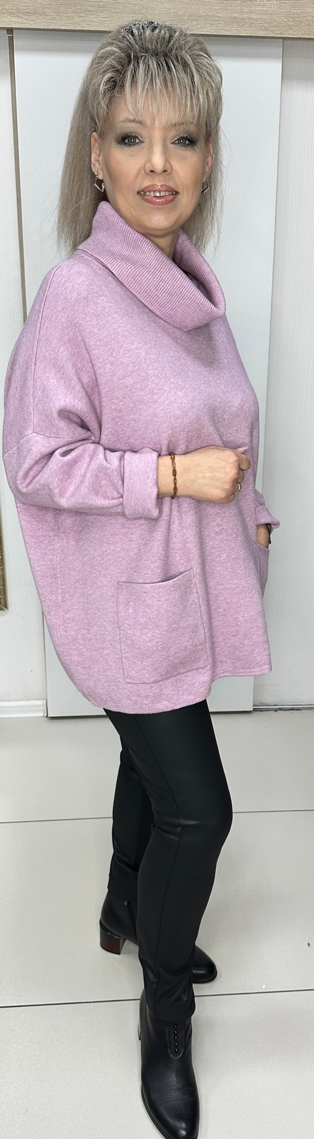 Объёмный свитер-джемпер с кармашками