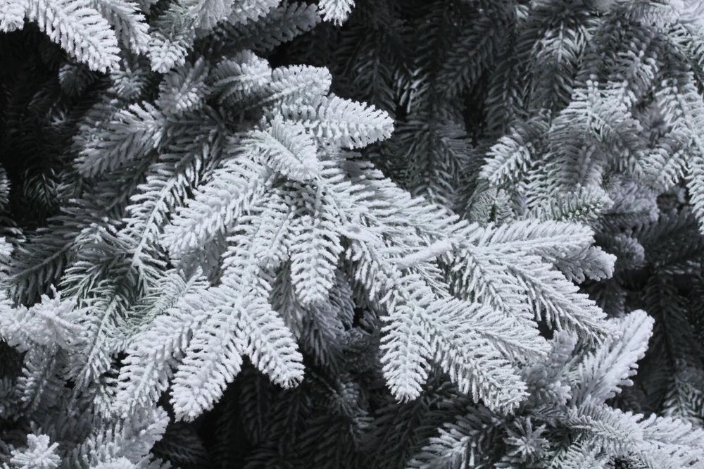 Заснеженная елка с гирляндой «Престиж» (Литая хвоя) 185 см / 1,85 м