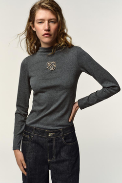 ZARA ФУТБОЛКА С ВОРОТНИКОМ-СТОЙКОЙ И БРОШЬЮ, ТЕМНО-СЕРЫЙ