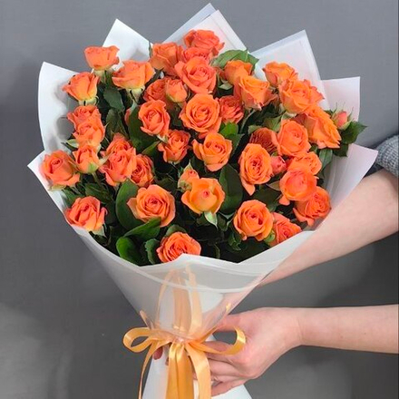 Букет из 7 оранжевых кустовых роз