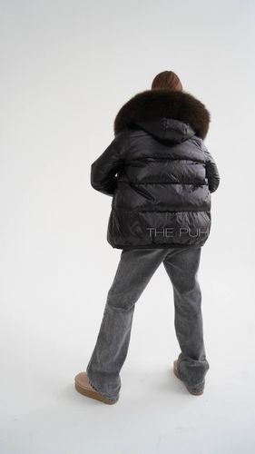 Черно-шоколадный пуховик с меховой отделкой