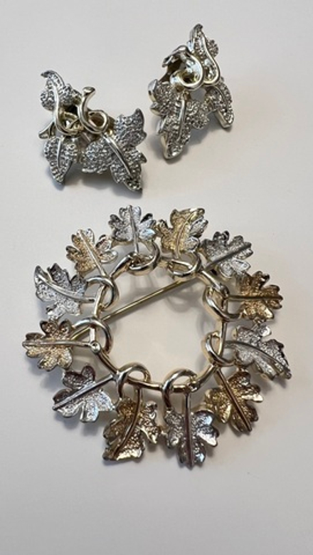 Брошь биколор листочки Sarah Coventry