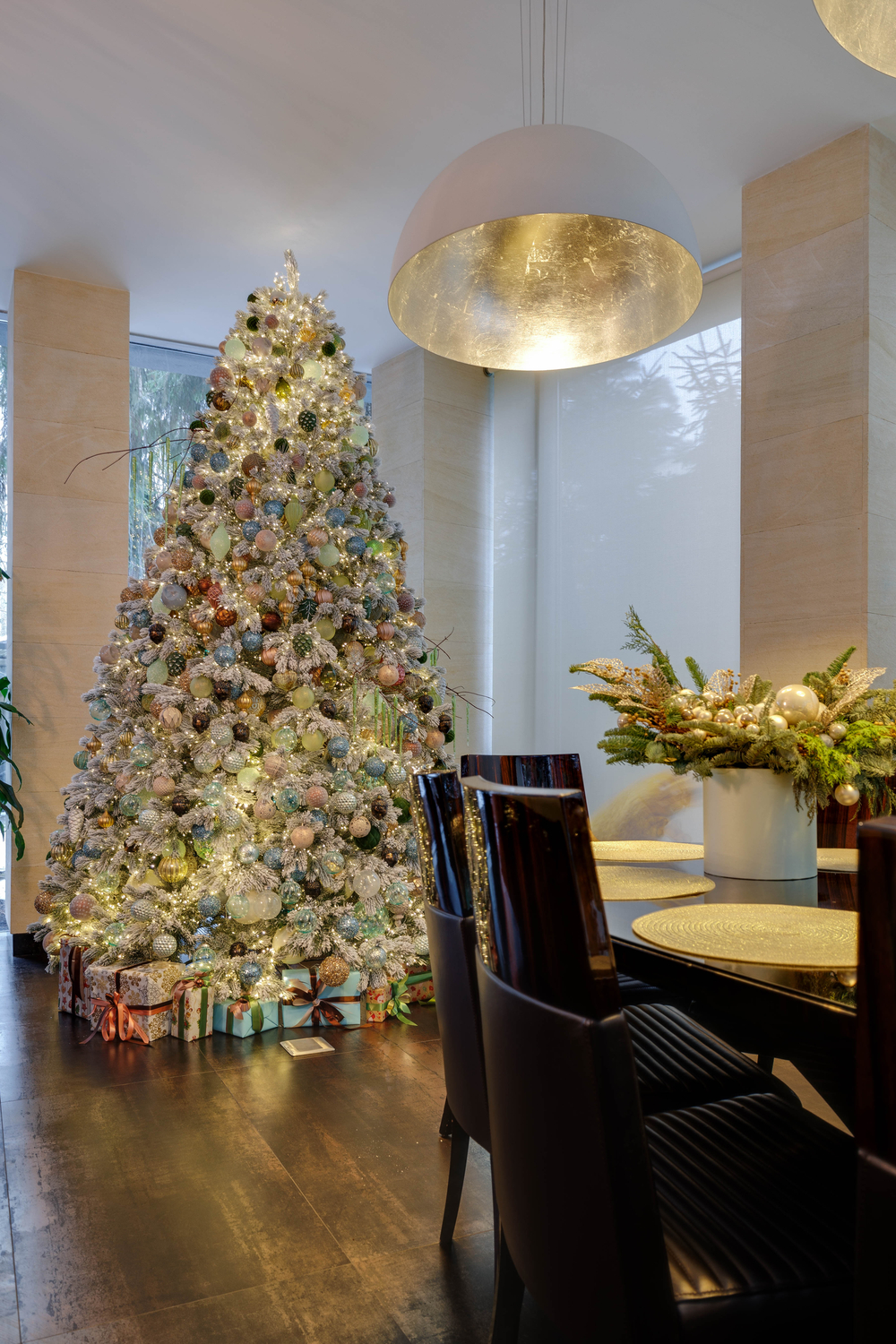 Дизайнерская заснеженная ель "Зимний карнавал"