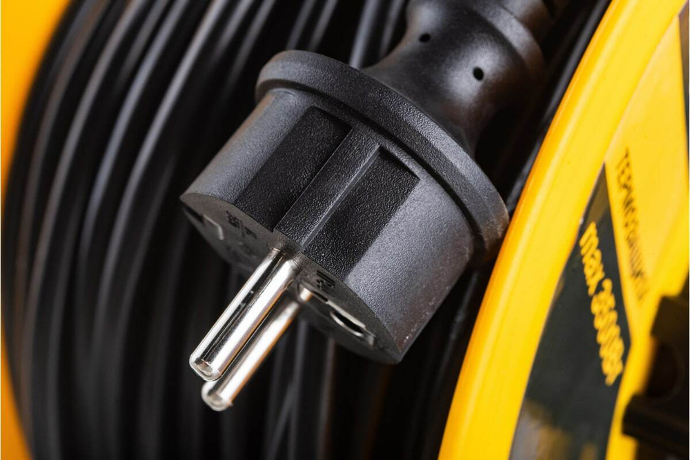 Удлинитель силовой на катушке с термозащитой 4 места 3500Вт 50м 3х1,5мм2 IP44 INDUSTRIAL PLUS IEK