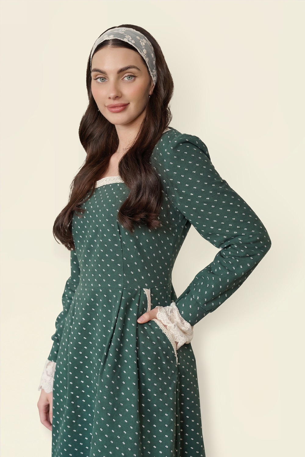 Платье с квадратным вырезом