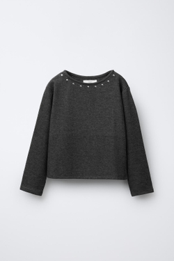 ZARA ФУТБОЛКА В РУБЧИК С ЗАКЛЕПКАМИ, СЕРЫЙ МЕЛАНЖ