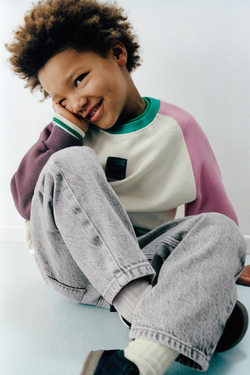 ZARA ТОЛСТОВКА С ЦВЕТНЫМИ БЛОКАМИ И НАШИВКОЙ, КОРАЛЛОВО-КРАСНЫЙ