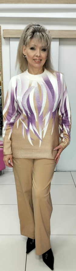 Джемпер с ярким принтом и стразами