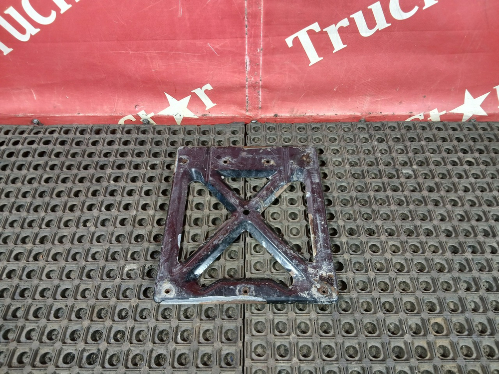 Кронштейн крыла переднего