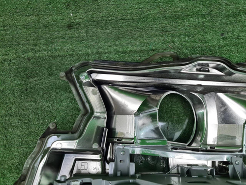 Стекло фары правое Toyota Land Cruiser 200 (15-21)