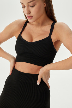 Топ бесшовный на бретелях в рубчик