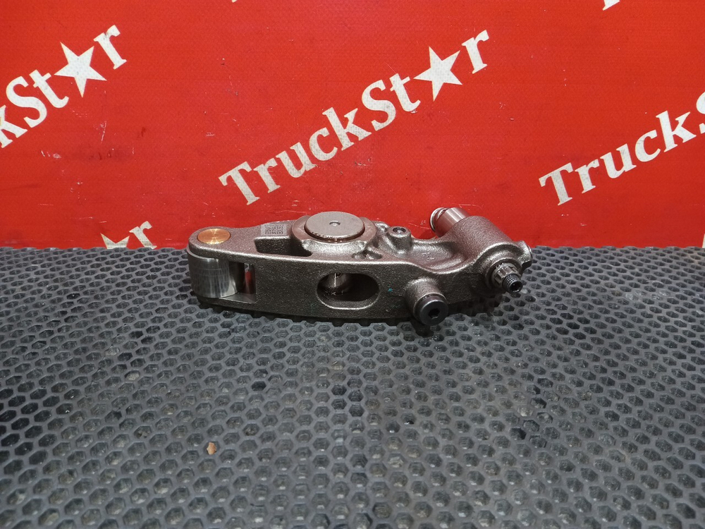 Коромысло выпускного клапана 2024г.