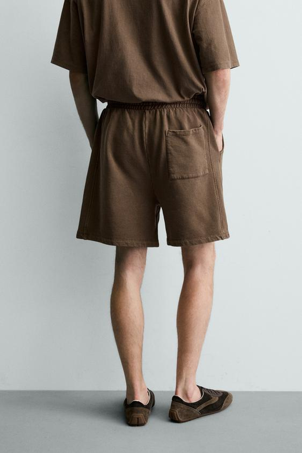 ZARA БАЗОВЫЕ ШОРТЫ-ДЖОГГЕРЫ С ЭФФЕКТОМ ПОТЕРТОСТИ, КОРИЧНЕВЫЙ