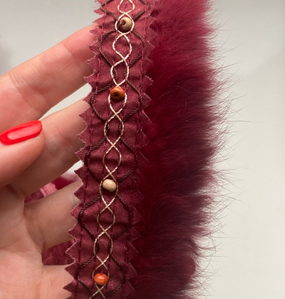 Тесьма отделочная (мех кролика, бусины дерево) бордовый ш-4см. 1м