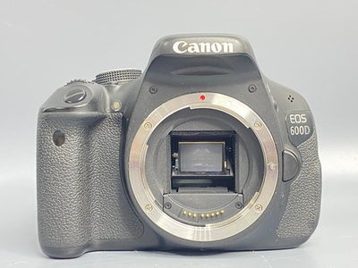 Canon 600D kit 18-55mm IS ll 30.000 кадров