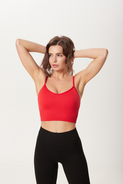 Топ бесшовный на бретелях в рубчик удлиненный