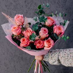 81. Нежный эффектный букет из пионовидных роз и эвкалипта