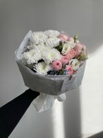 Букет хризантема, кустовые пионовидные розы, эустомы