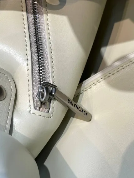 Сумка BALENCIAGA Bel Air Small in Soya