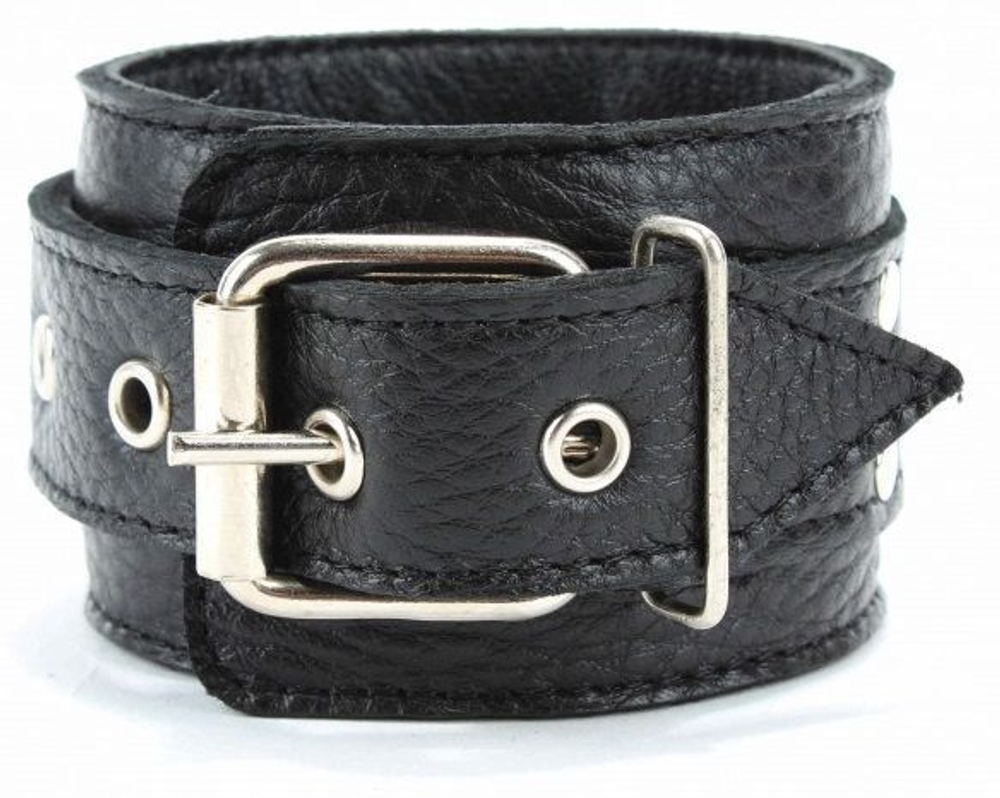 Черные кожаные наручники с пряжкой (Цвет: черный)