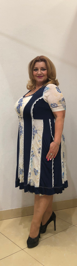 Нарядное летнее платье с вертикальными вставками