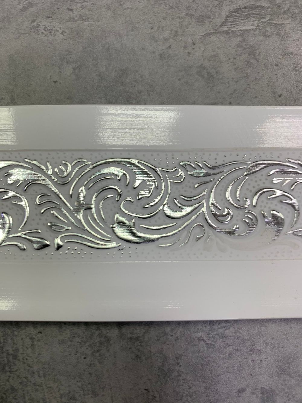 Белый с серебром "Милана" (5см) декоративная планка (бленда)