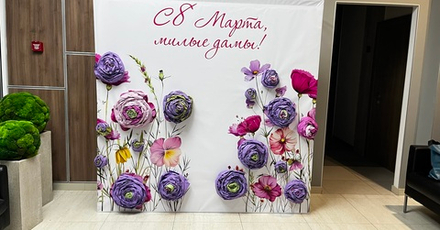 Фотозона с бумажными цветами
