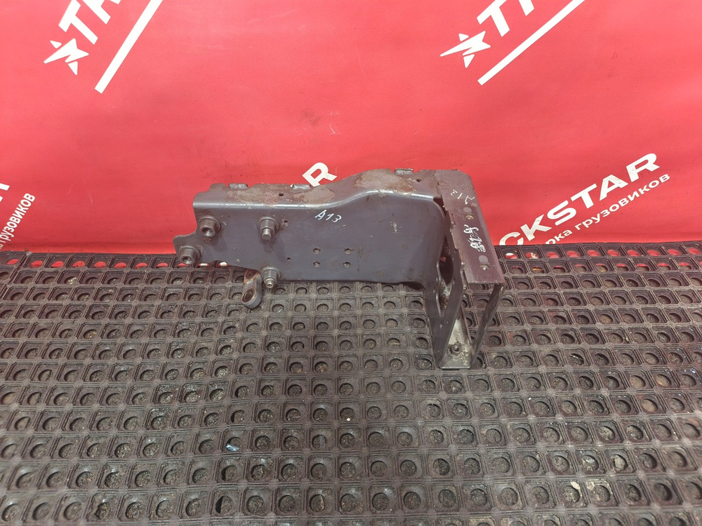 Кронштейн подножки левый 2020г