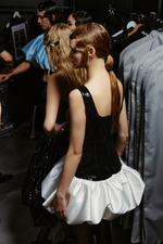 Платье мини из атласа и пайеток с декоративными элементами