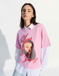 BERSHKA Футболка с короткими рукавами и принтом Selena Gomez, розовый