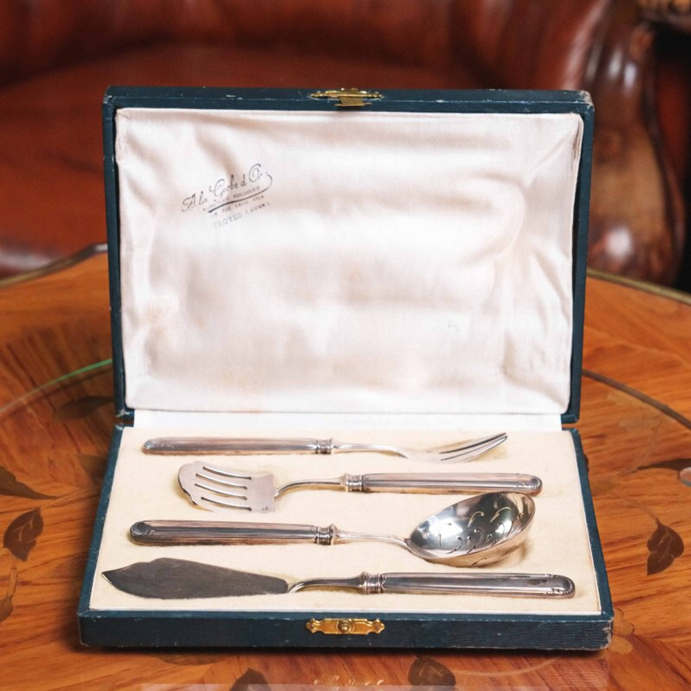 Сервировочный набор из четырех предметов в оригинальном футляре