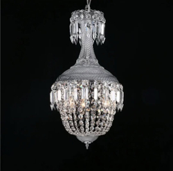 Изящная хрустальная люстра с утончённым сиянием.