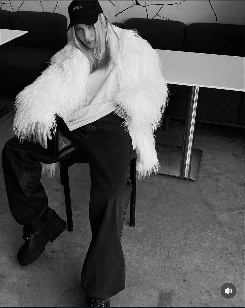 Шуба из эко-меха страуса молочная