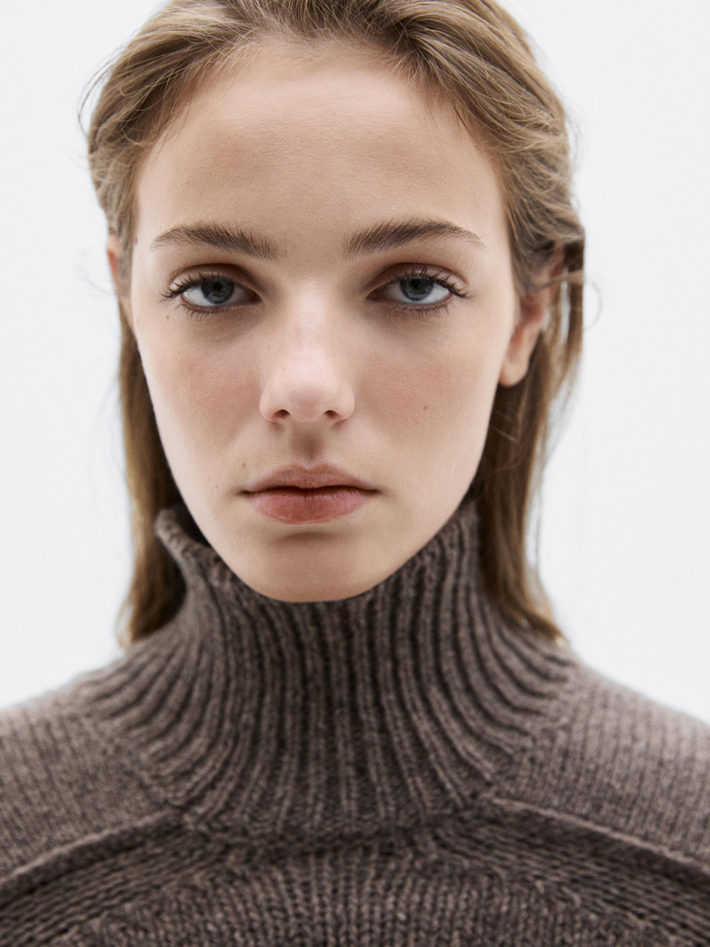 Massimo Dutti Вязаный свитер с высоким воротом и меланжевым принтом - Limited Edition, бежевый