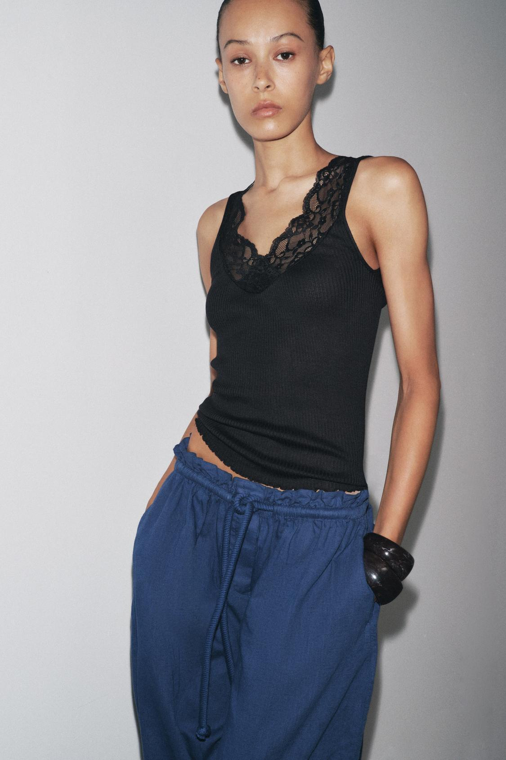 ZARA ФУТБОЛКА В РУБЧИК С КРУЖЕВОМ, ЧЕРНЫЙ