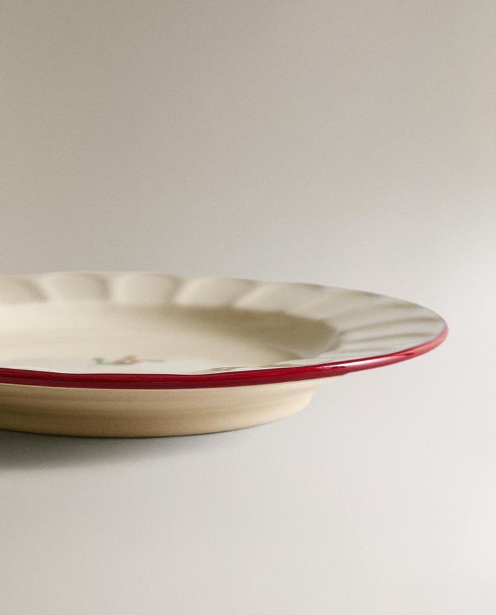 ZARA HOME НОВОГОДНЯЯ ТАРЕЛКА ДЛЯ ХЛЕБА ИЗ КЕРАМИКИ С ВОЛНИСТЫМ УЗОРОМ, БЕЛЫЙ/КРАСНЫЙ