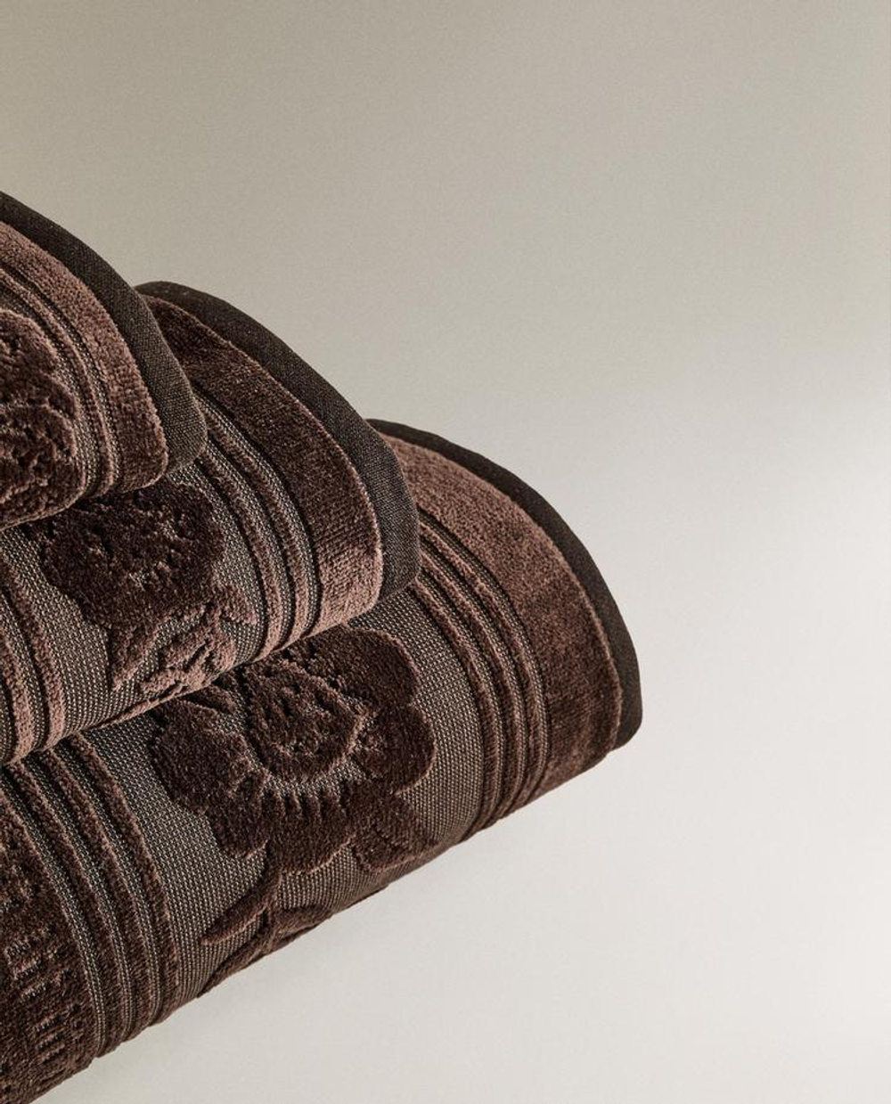 ZARA HOME БАННОЕ ПОЛОТЕНЦЕ ИЗ ЖАККАРДА, ШОКОЛАДНО-КОРИЧНЕВЫЙ