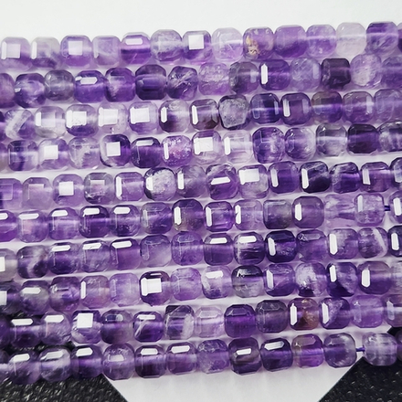 Аметист кубик, огранка, р-р 4.6 - 4.7мм, цена за нить 9.5см (1/4)