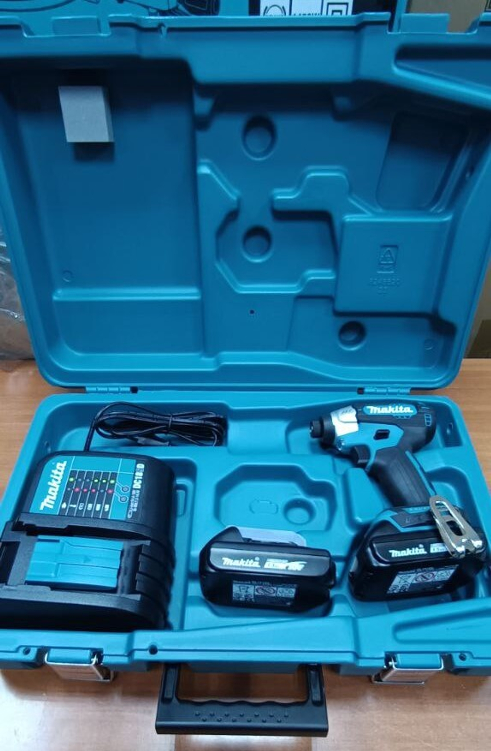 Аккумуляторный ударный шуруповерт Makita DTD157SYE