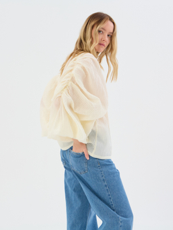 Топ из жатки с объемными рукавами молочный
