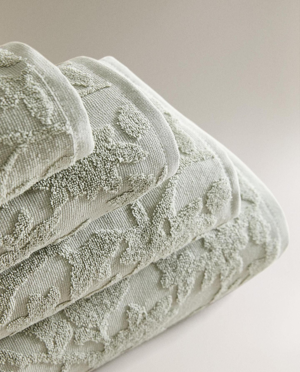 Zara Home - Жаккардовое банное полотенце с цветочным рисунком, синий, 90х150 см